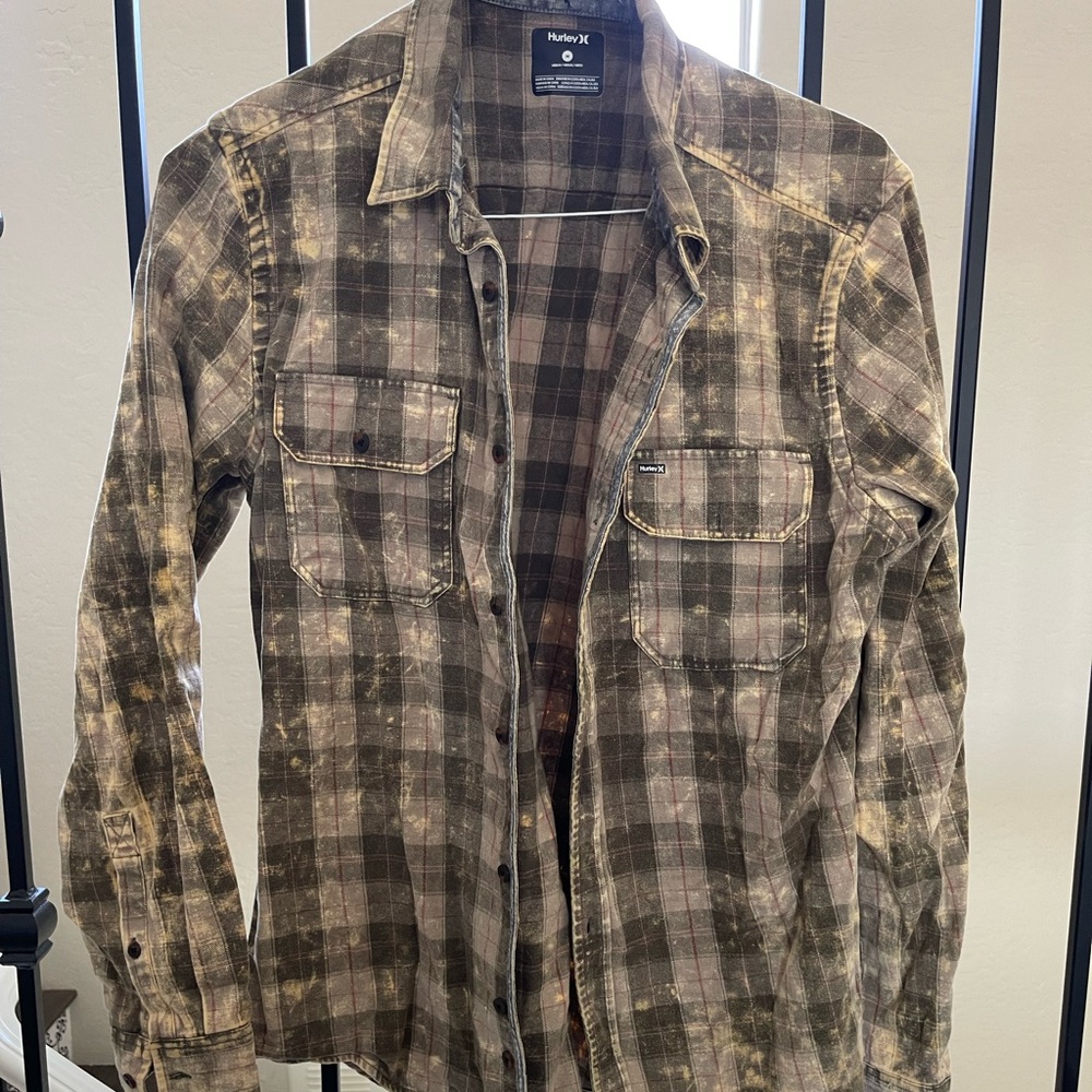 Hurley.  Med.  mens.  Made to look with bleach stains